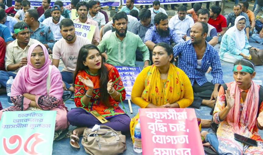 সরকারি চাকরিতে প্রবেশের বয়সসীমা ৩২ বছর করার সিদ্ধান্ত